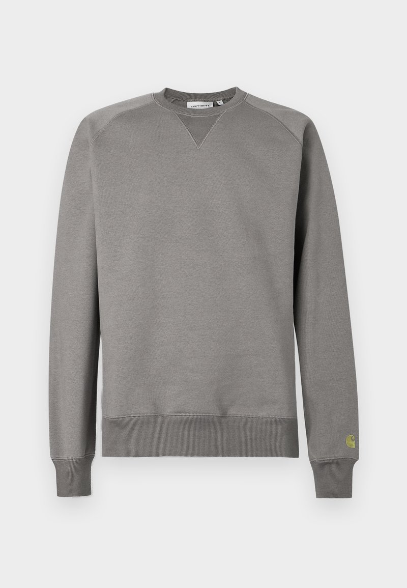 Grå sweatshirt lavet af blødt stof. Har ribbede manchetter og kant, rund hals og et lille grønt logo på venstre ærme.