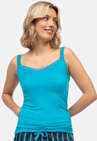 Turquoise mouwloos tanktop met een V-hals, kantafwerking bij de halslijn, aansluitend ontwerp, zachte textuur en een gladde afwerking.