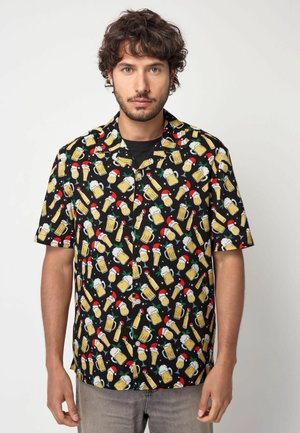 Cămașă cu mânecă scurtă, realizată dintr-un material negru, cu un imprimeu colorat de halbe de bere și elemente de sărbătoare. Design ușor și casual.