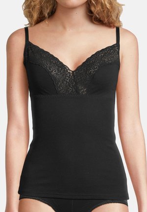 Kvinde iført sort camisole-top med blondekant og matchende sort undertøj, vist fra skuldre til hofter.