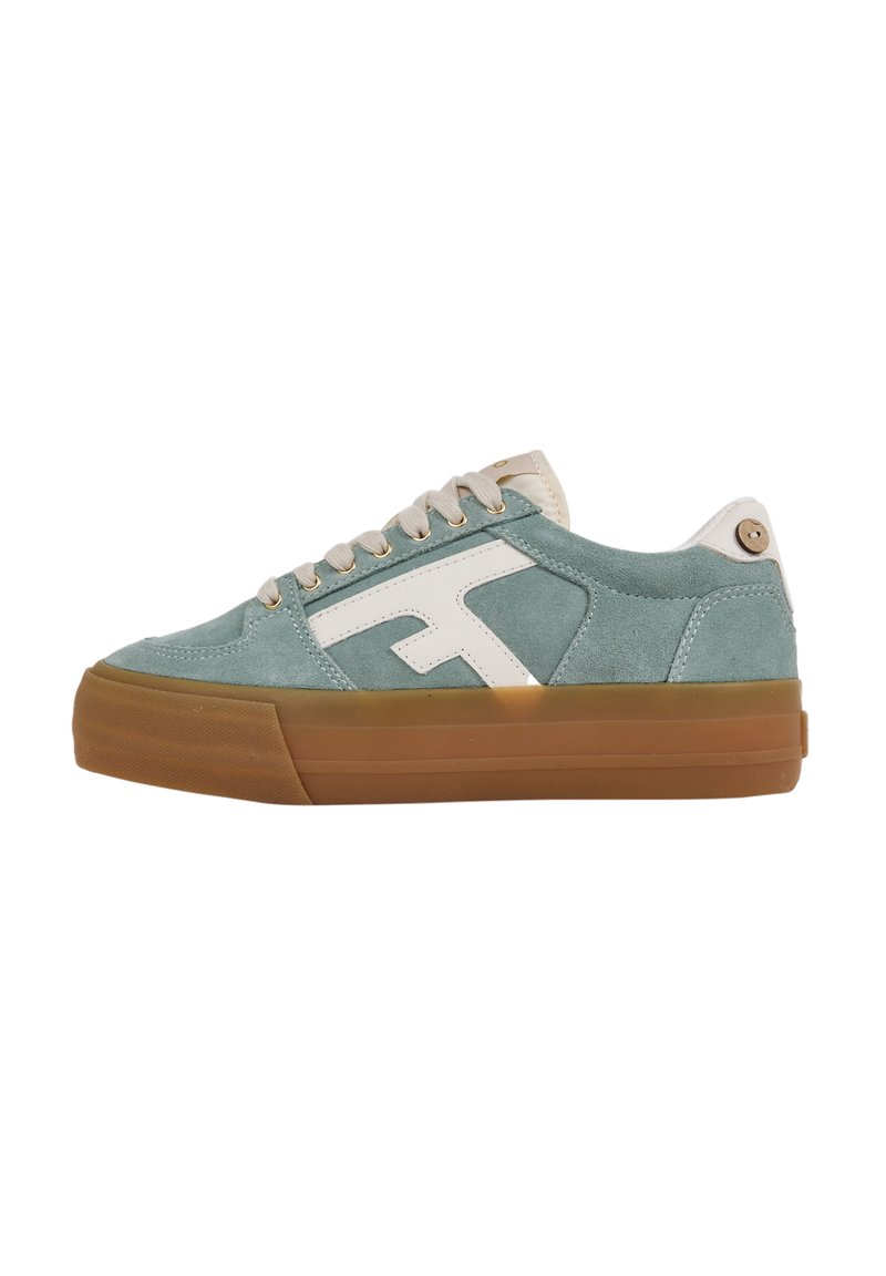 Wildlederschuhe in Hellblau mit weißen Akzenten und beigen Schnürsenkeln. Verfügt über eine strukturierte Gummisohle und ein auffälliges Logo an der Seite.