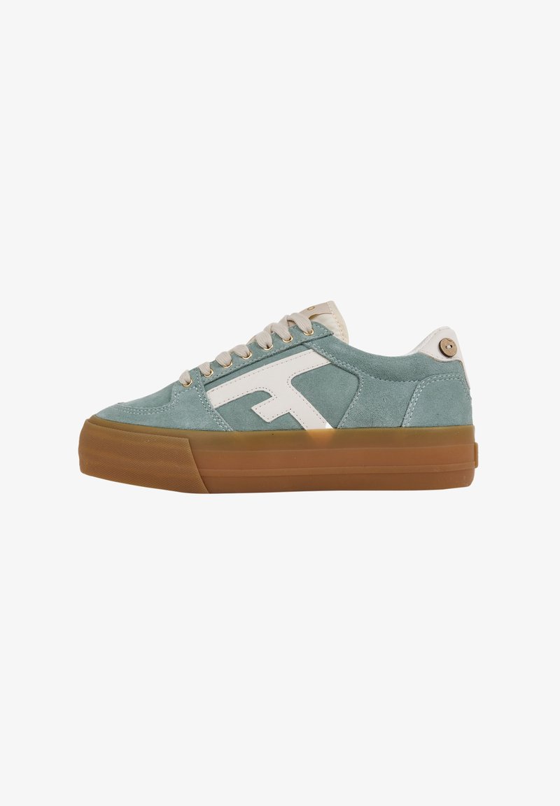 Wildlederschuhe in Hellblau mit weißen Akzenten und beigen Schnürsenkeln. Verfügt über eine strukturierte Gummisohle und ein auffälliges Logo an der Seite.