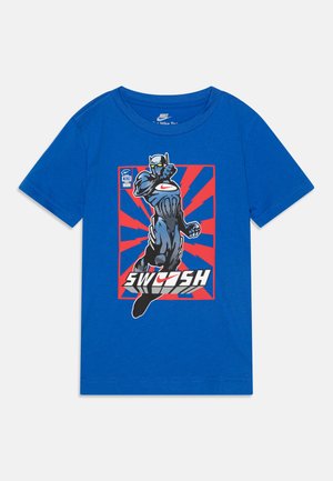 Modré bavlněné tričko s grafikou superhrdiny v černém obleku se zelenými akcenty a slovem "SWOOSH" v tučném bílém písmu.