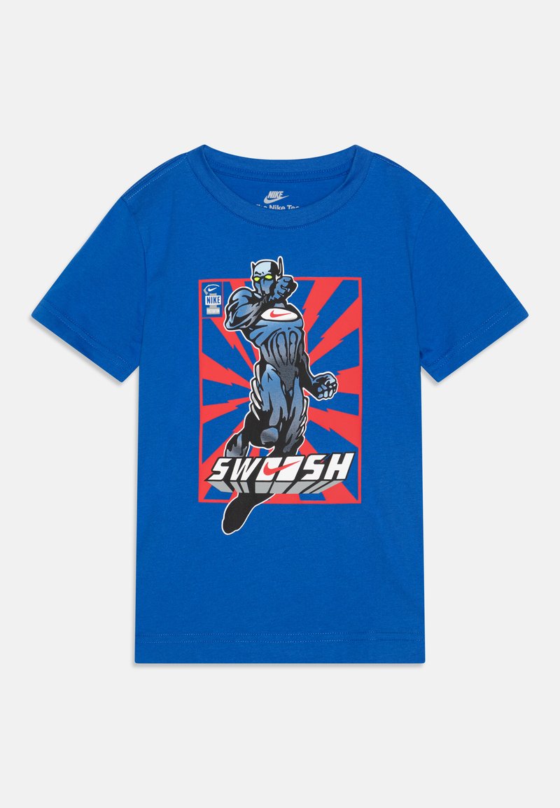 Modrá bavlnená tričko s grafikou superhrdinu v čiernom obleku so zelenými akcentmi a slovom "SWOOSH" v tučnom bielom písme.