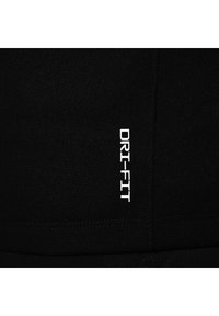 Schwarzer Stoff mit einer glatten Textur, der ein weißes "DRI-FIT"-Logo zeigt. Das Design ist einfach, ohne Muster oder zusätzliche Details.