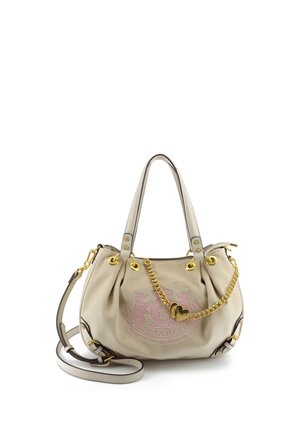 Sac à main beige Juicy Couture avec chaîne dorée, fermoir en forme de cœur, poignées doubles et bandoulière ajustable.