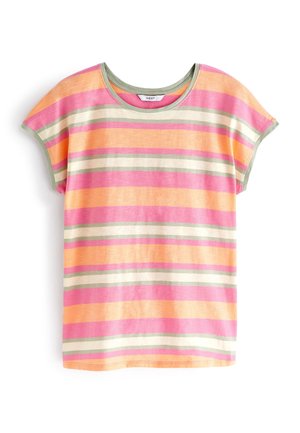 T-shirt à manches courtes avec des rayures horizontales rose, orange, crème et vert clair, avec un col rond bordé de vert.