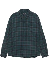 Camicia a quadri verde scuro e nera con maniche lunghe, bottoni sul davanti, taschino sul petto e colletto, distesa su uno sfondo bianco.