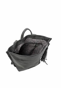 Bolso tote de cuero negro con parte superior abierta. El interior presenta un patrón de puntos rosas y un bolsillo con cremallera, junto con un detalle de borlas en los laterales.