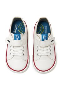 Zapatillas de lona blancas con suelas de goma roja, que cuentan con una correa de gancho y bucle, cordones y plantillas azules con un gráfico de sol.