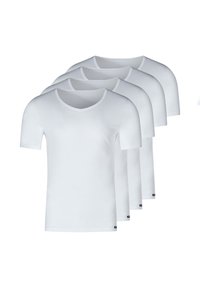 Fire hvide kortærmede V-hals T-shirts stablet i en række på en hvid baggrund.