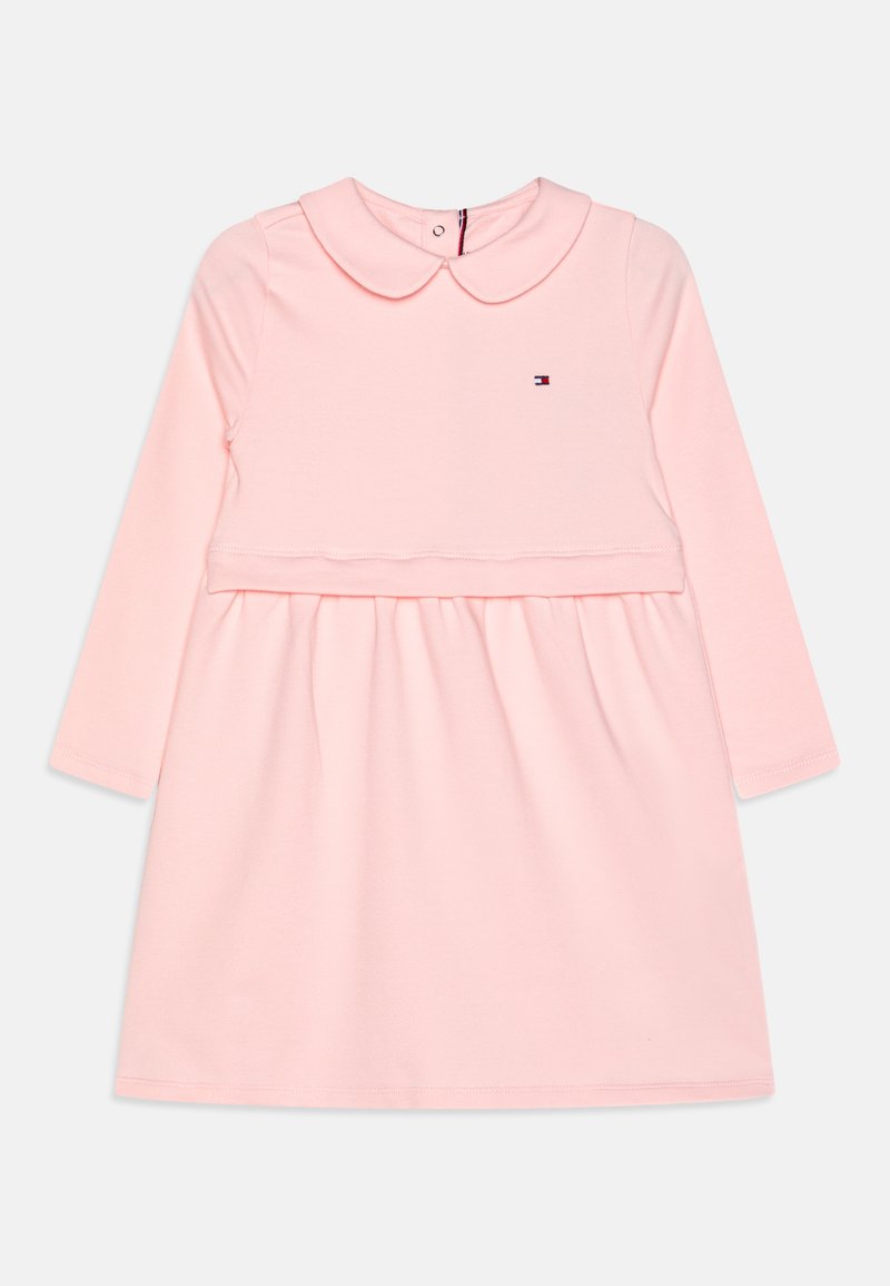 Rozā garas piedurknes kleita ar noapaļotu apkakli, savelkamā josta un logotipa elements uz krūts; mīksts materiāls, gluda tekstūra.