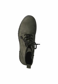 Bottine vert foncé en cuir lisse, avec un bout arrondi, un laçage à l'avant et une bande de traction à l'arrière pour un enfilage facile.