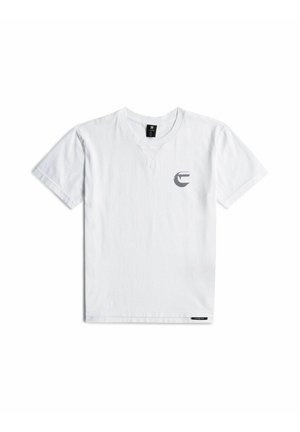 T-shirt blanc manches courtes à col rond avec un petit logo gris sur la poitrine gauche et une étiquette noire en bas de l'ourlet.