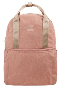 Sac à dos en tissu rose avec deux poignées supérieures et des bretelles ajustables. Dispose d'un compartiment principal zippé et d'une poche frontale, accents en matériel doré.