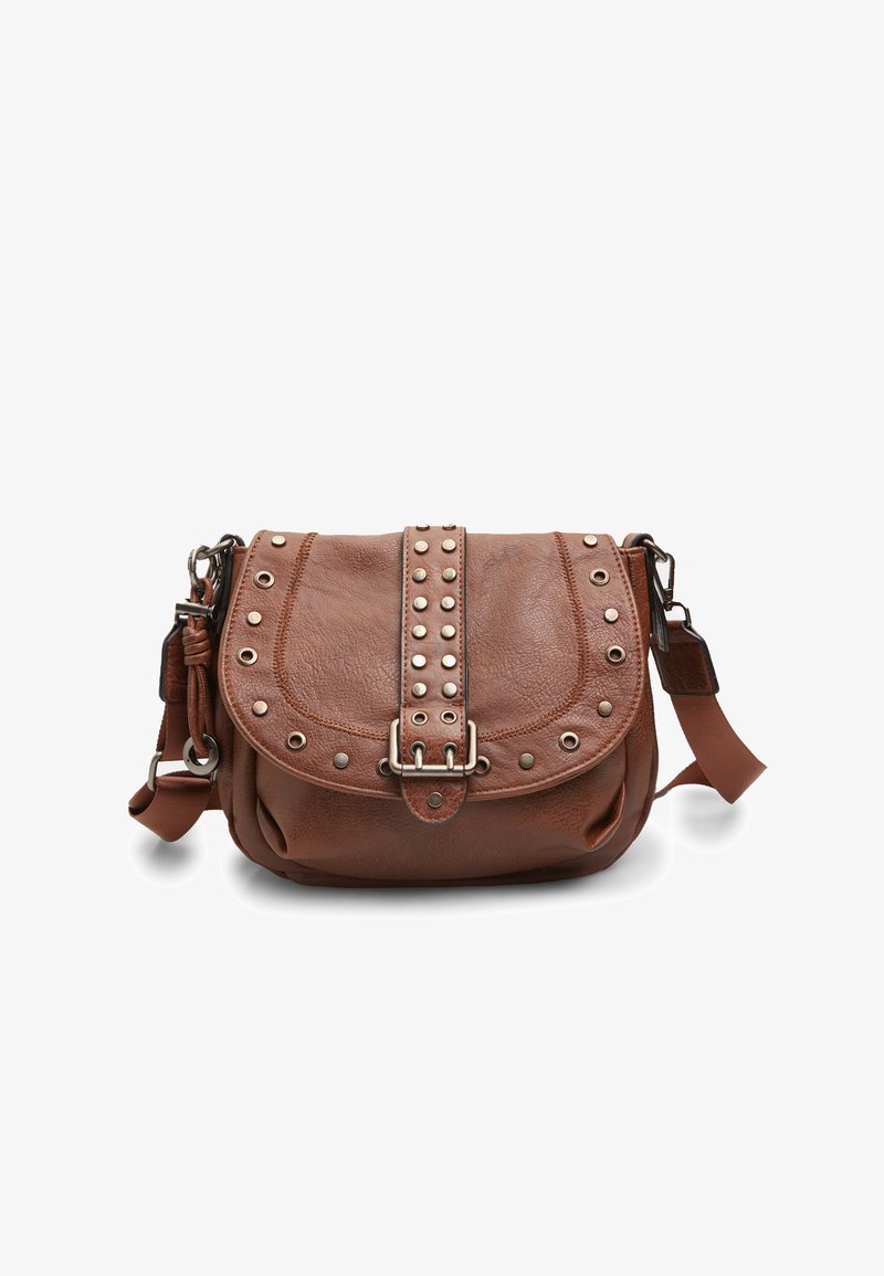 Hnědá kožená crossbody taška s klopou, ozdobená hroty, s nastavitelným popruhem a jemnou texturou. Disponuje výraznou sponou.