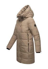 Beige lange pufferjas met een grote capuchon, verticale ritszakken, elastische manchetten en een gewatteerd patroon. Inclusief een logo patch op de mouw.