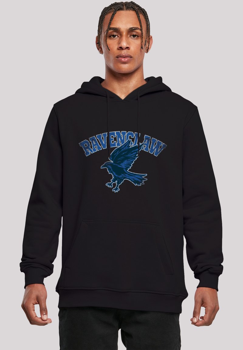 Svart hettegenser med et blått "Ravenclaw"-grafikk og et design av en flygende ravn. Inkluderer en frontlomme og ribbede cuffs.