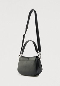 Čierna kožená kabelka s zaobleným tvarom, vybavená odnímateľným popruhom, striebornými kovovými doplnkami a textúrovaným povrchom.