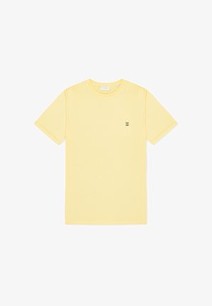 T-shirt gialla in cotone con maniche corte e scollo rotondo. Presenta un piccolo emblema verde "II" sul petto a sinistra. Tessuto liscio.