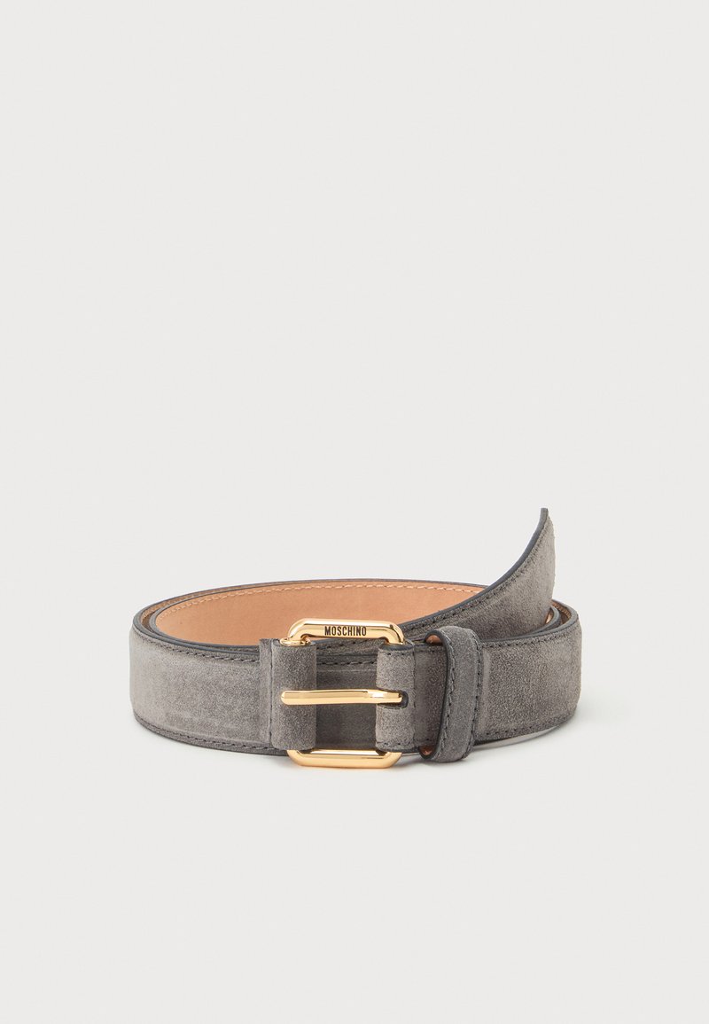 Ceinture en daim gris avec boucle en métal doré gravée de "Moschino,", enroulée avec l'intérieur en cuir beige visible sur fond blanc.
