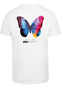 Hvid t-shirt med et stort, farverigt sommerfuglgrafik på ryggen, med levende blå, pink og gule accenter og tekst nedenfor.