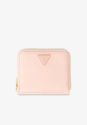 Portafoglio compatto in pelle rosa chiaro con cerniera dorata e logo triangolare Guess al centro frontale.