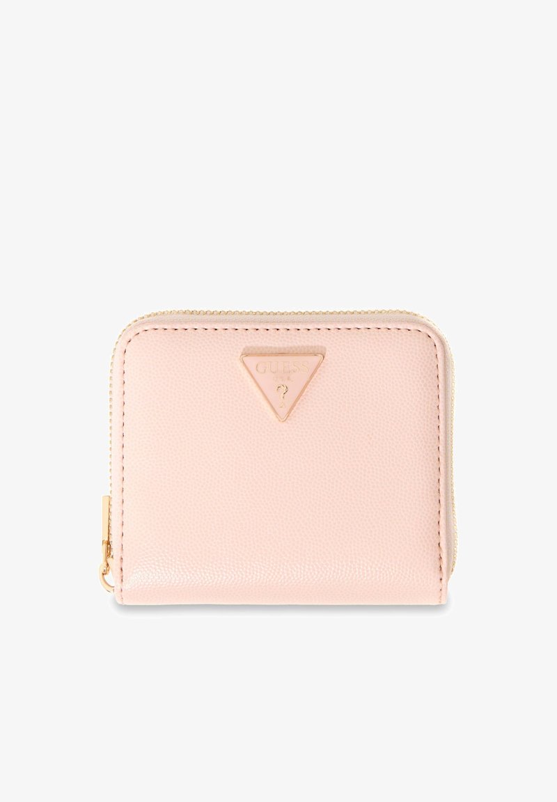 Petit portefeuille compact en cuir rose clair avec une fermeture éclair dorée et un logo triangulaire Guess au centre avant.