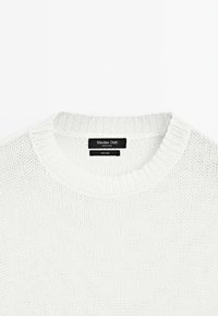 Maglione bianco in lino con un motivo di lavorazione a maglia testurizzato, scollo tondo e polsini a coste. Presenta un'etichetta nera con il marchio "Massimo Dutti".