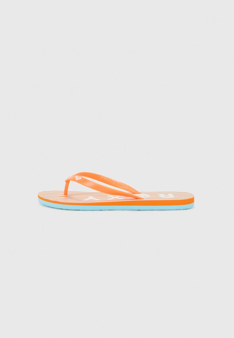 Tong orange avec une semelle texturée, présentant des rayures horizontales blanches et des accents bleu clair sur le dessous. Brides fines pour le maintien du pied.
