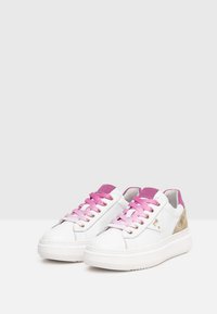 Sneakers bianchi con lacci e dettagli rosa, tomaia in pelle texturizzata, punta rotonda e suola bianca spessa. Dettaglio dorato sul tallone.