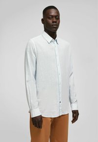 Lichtblauwe lange mouwen overhemd met knopen in een gestructureerde stof, met een gestructureerde kraag en verstelbare manchetten, gecombineerd met tan broek.