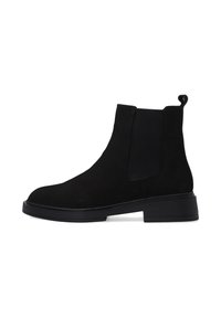 Sorte suede ankelstøvler med elastiske sidepaneler, rund tå og en lav gummihæl. Har en bageste pull-tab for nem påklædning.