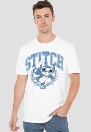 Weißes Baumwoll-T-Shirt mit einem blauen Grafikdesign von Stitch und dem Text "STITCH 626" sowie dekorativen Blättern. Kurze Ärmel, Rundhalsdesign.