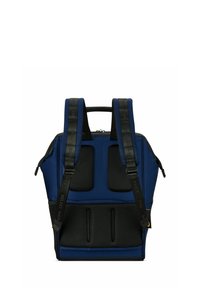 Zaino blu con accenti in rete nera testurizzata, spallacci imbottiti e regolabili, e una robusta maniglia superiore. Presenta una chiusura zip e una cucitura distintiva.