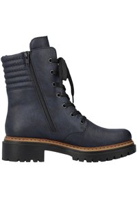 Botte cheville bleu foncé en matériau synthétique texturé, avec fermeture éclair sur le côté, lacets, et une épaisse semelle en caoutchouc noir avec un motif de traction.