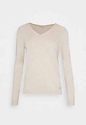 Beige langärmliger V-Ausschnitt-Pullover aus strukturiertem Stoff. Verfügt über einen kontrastierenden gelben Innenkragen und ein kleines Logolabel am Saum.