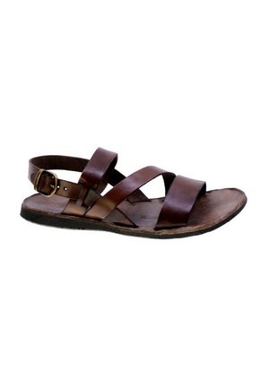 Sandal in pelle marrone con ampi cinturini incrociati, fibbia regolabile e soletta testurizzata. Suola piatta con leggero contorno.
