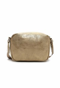 Zlatá crossbody taška s texturovaným metalickým koženým povrchem, obdélníkového tvaru, se zipovým uzavíráním a nastavitelným popruhem.