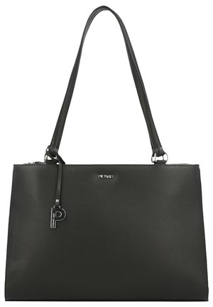 Sac à bandoulière en cuir noir avec de longues sangles, petit logo de marque argenté, et un pendentif métallique en forme de la lettre P.