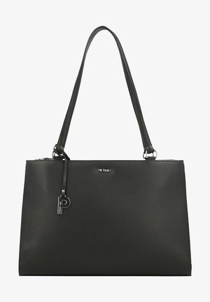 Sac à bandoulière en cuir noir avec de longues sangles, petit logo de marque argenté, et un pendentif métallique en forme de la lettre P.