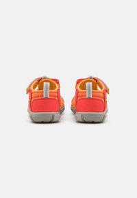 Rote und orange Kinder-Sandalen aus Mesh- und Wildledermaterialien, mit verstellbarem Riemen, grauen Akzenten und einer strukturierten Gummisohle.
