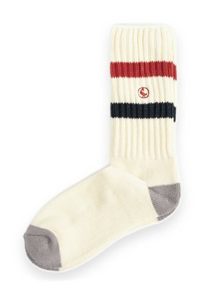 Calcetín acanalado de color crema con franjas rojas y negras cerca de la parte superior y secciones grises en el talón y la punta, colocado plano sobre un fondo blanco.