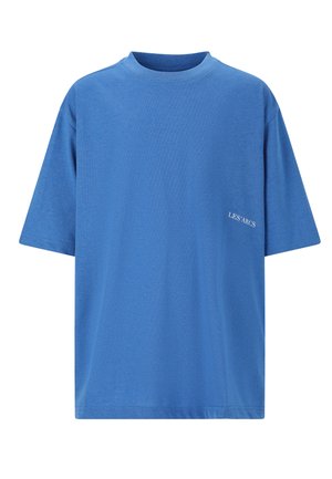 T-shirt en coton bleu avec une coupe décontractée, des manches courtes et un col rond. Présente un logo blanc subtil "LES'ARCS" sur le devant.