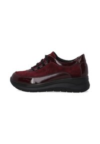 Burgundy sneakers til kvinder med overdel i ruskind og laklæder, sorte snørebånd og tyk sort gummisål, set fra siden på hvid baggrund.