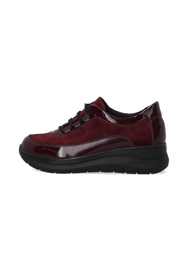 Burgundy sneakers til kvinder med overdel i ruskind og laklæder, sorte snørebånd og tyk sort gummisål, set fra siden på hvid baggrund.