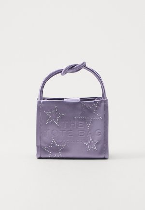 Lila Satin-Shopper mit geknotetem Henkel, geprägtem Text und Sternmustern, verziert mit kleinen silbernen Nieten. Kompakte quadratische Form.