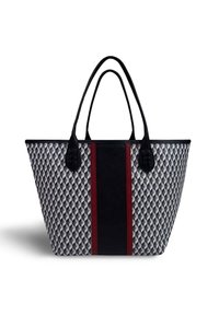 Borsa a spalla con tessuto a motivi geometrici in grigio, bianco e nero, presenta una striscia nera centrale con accenti bordeaux e manici lunghi neri.