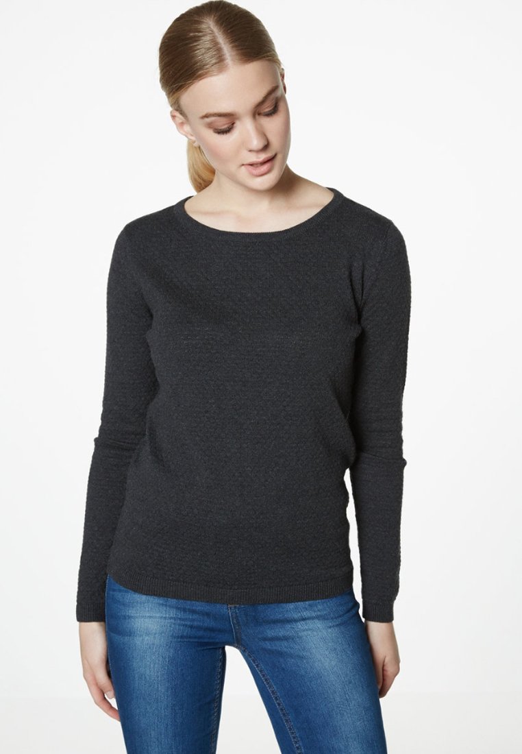 Dunkelgrauer, langärmliger Pullover mit rundem Halsausschnitt, aus einem strukturierten Strickstoff gefertigt. Kombiniert mit blauen Jeans, was einen lässigen Look ergibt.