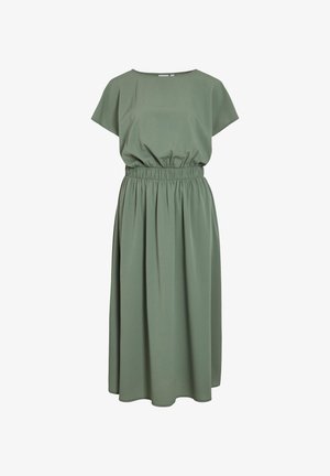 Robe verte longueur cheville avec un col rond et des manches courtes. Présente une taille élastique et un tissu lisse et léger. Sans motifs.